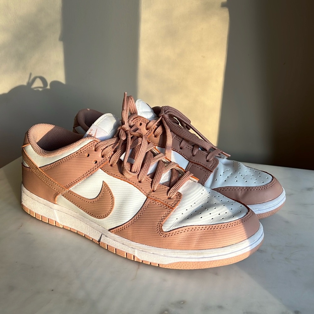 NIKE LOW DUNK IN WHITE/ROSE WHISPER